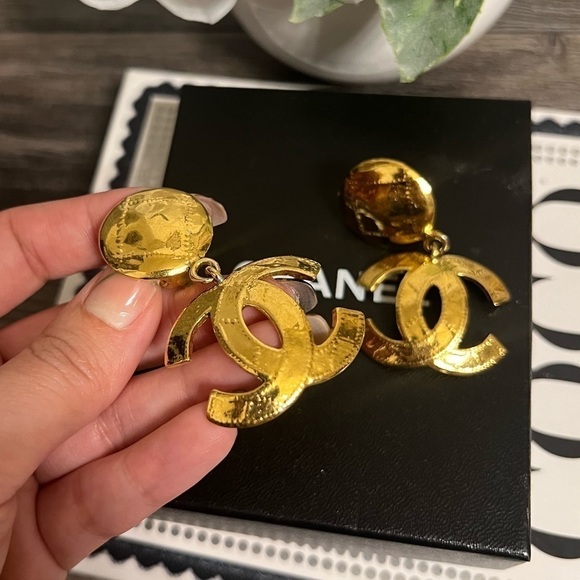 RARE Statement Large 24K Gold Plated Chanel Vintage Dangle Earrings - Picture 6 of 10